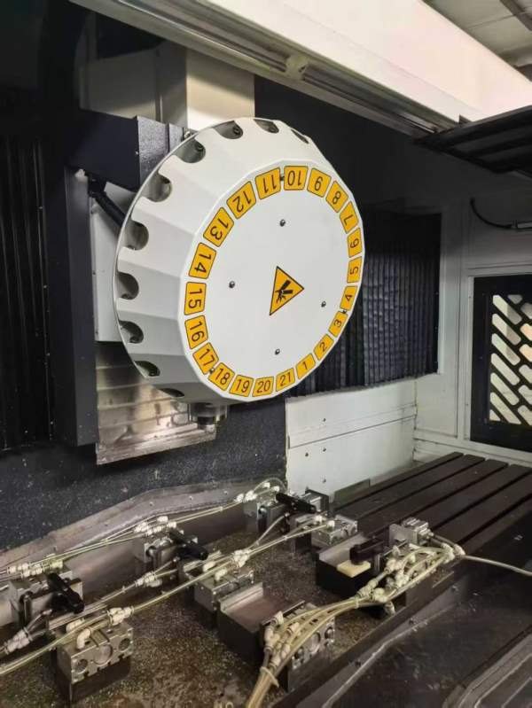 飞纳斯2500钻工中心，Y轴四条线轨