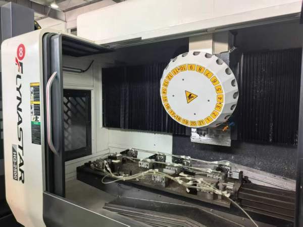 飞纳斯2500钻工中心，Y轴四条线轨