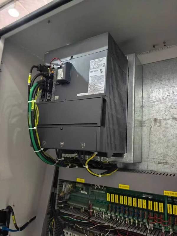 飞纳斯2500钻工中心，Y轴四条线轨