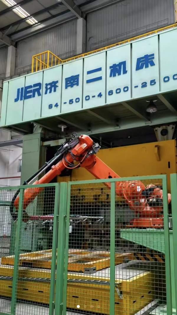 500吨四点机械压力机，大台面，带机械手，在位急售，.