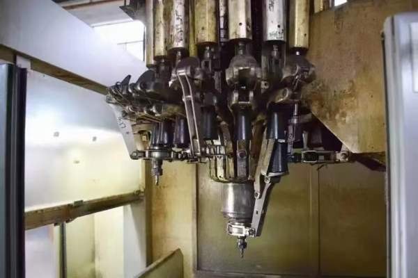 25888德国巨浪FZ12W交换工作台加工中心，2001年德国产.