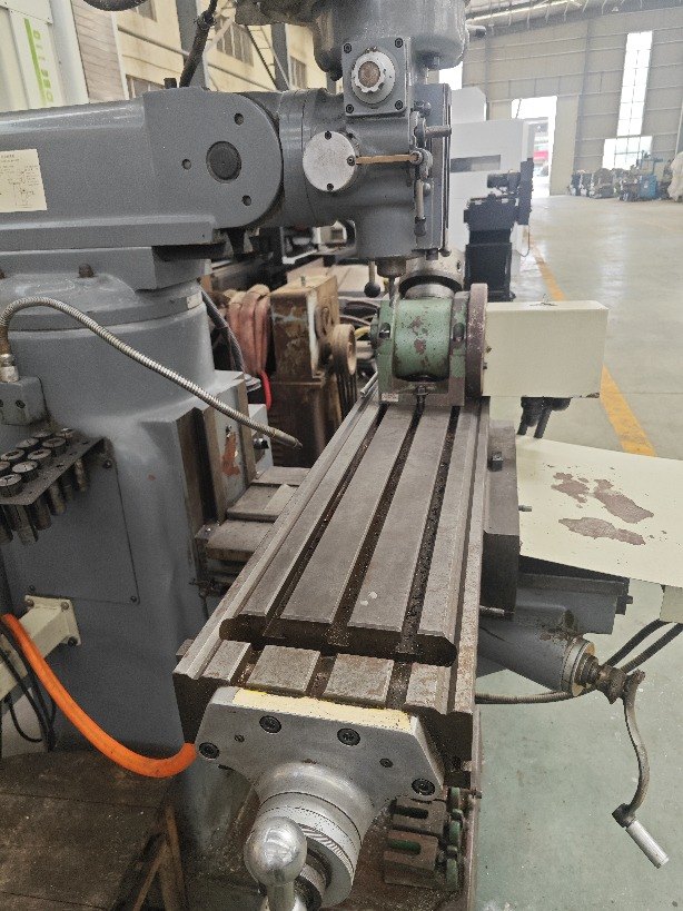 出售两台数控炮塔铣