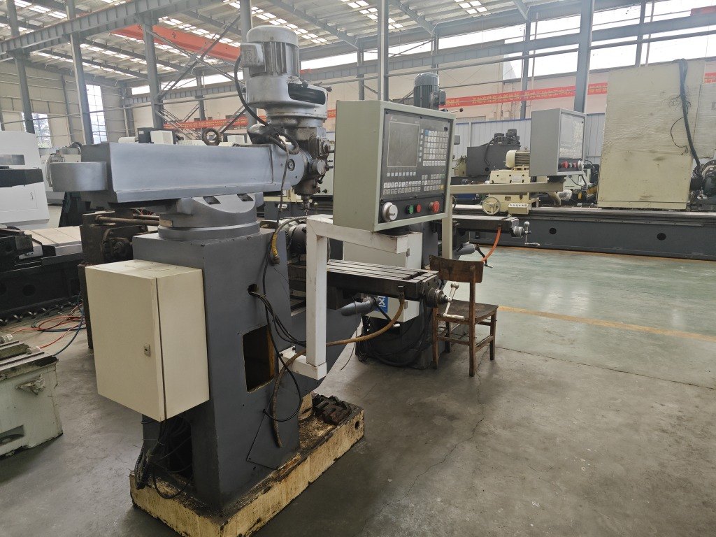 出售两台数控炮塔铣