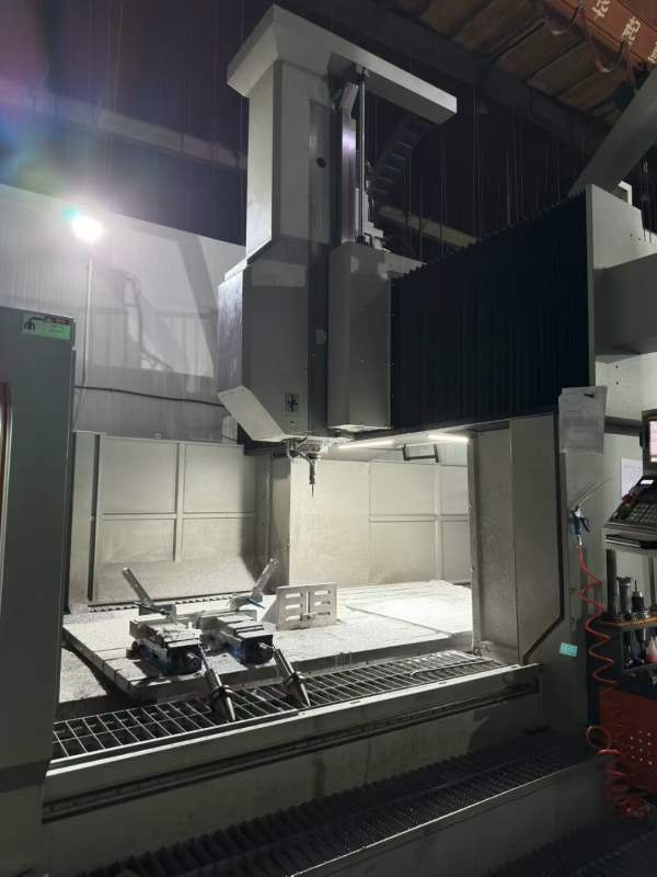 至臻3020龙门加工中心，工作台1.8米3.2米，门宽2米，.
