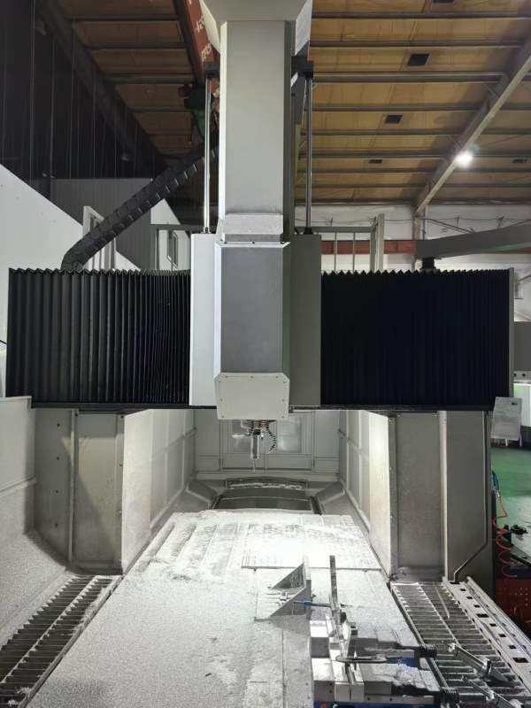 至臻3020龙门加工中心，工作台1.8米3.2米，门宽2米，.