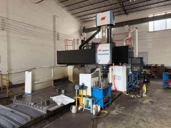 纽威4028龙门加工中心，工作台2米4米，门宽2.8米，门.