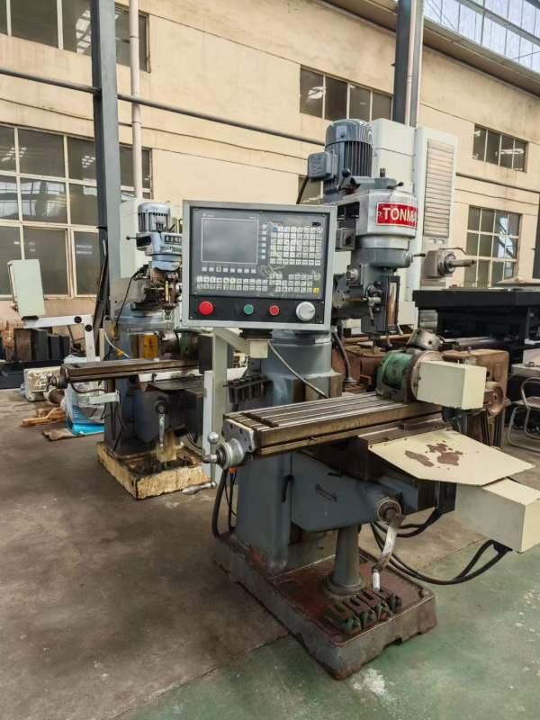 两台炮塔铣床，南通 XJ6325T摇臂万能铣床，襄樊5325万.