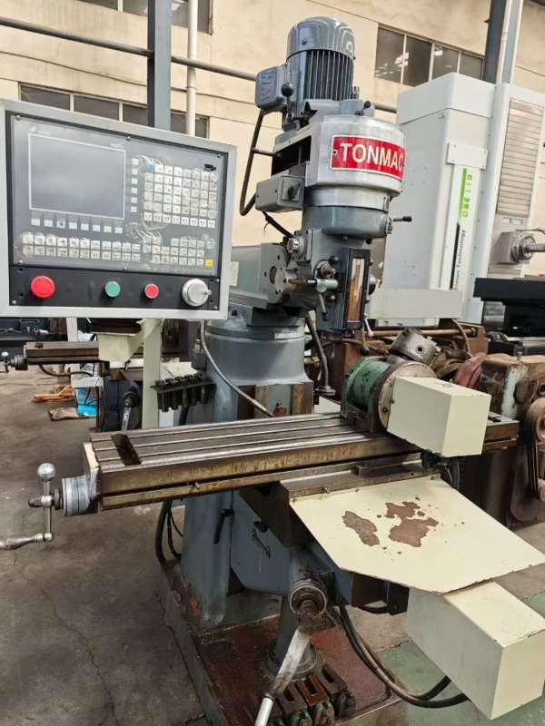 两台炮塔铣床，南通 XJ6325T摇臂万能铣床，襄樊5325万.