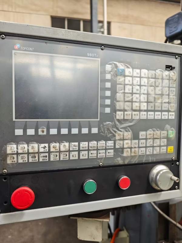 两台炮塔铣床，南通 XJ6325T摇臂万能铣床，襄樊5325万.