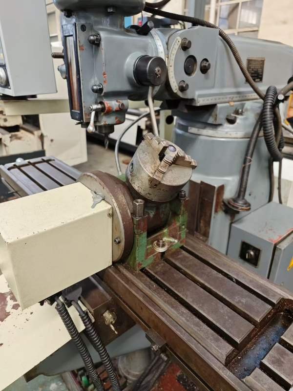 两台炮塔铣床，南通 XJ6325T摇臂万能铣床，襄樊5325万.