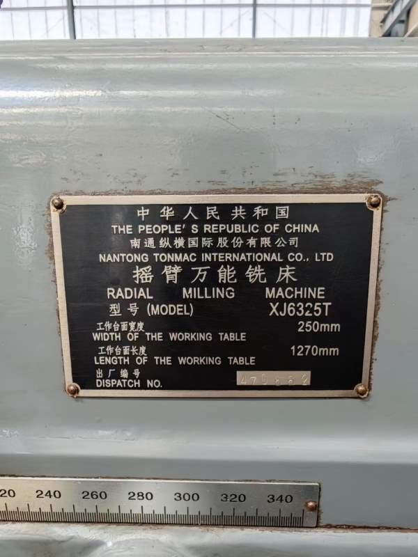 两台炮塔铣床，南通 XJ6325T摇臂万能铣床，襄樊5325万.