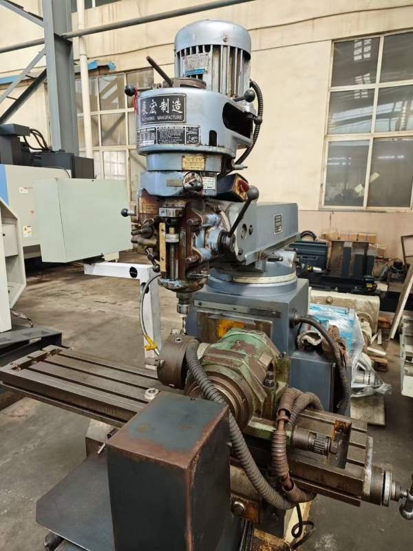 两台炮塔铣床，南通 XJ6325T摇臂万能铣床，襄樊5325万.