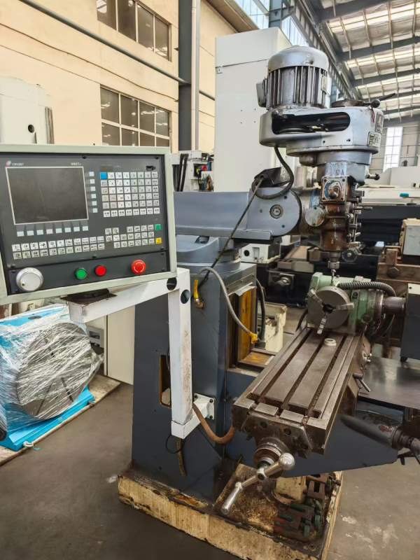 两台炮塔铣床，南通 XJ6325T摇臂万能铣床，襄樊5325万.