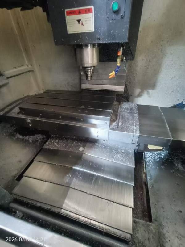 纽威VM702s加工中心，纽威650加工中心，三线轨，刀库2.