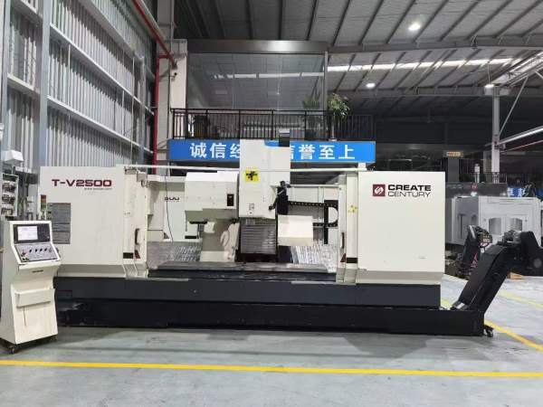 仓库新到同款两台台群2500加工中心，发那科MFPlus系统.
