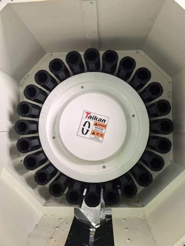 仓库新到同款两台台群2500加工中心，发那科MFPlus系统.