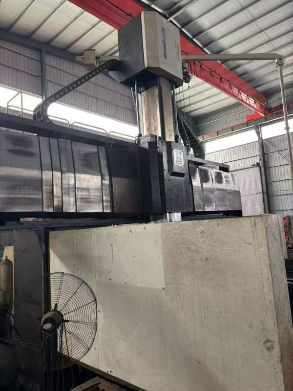 在位出售：国盛8米龙门，门宽3.5米，工作台2.5米8米，.