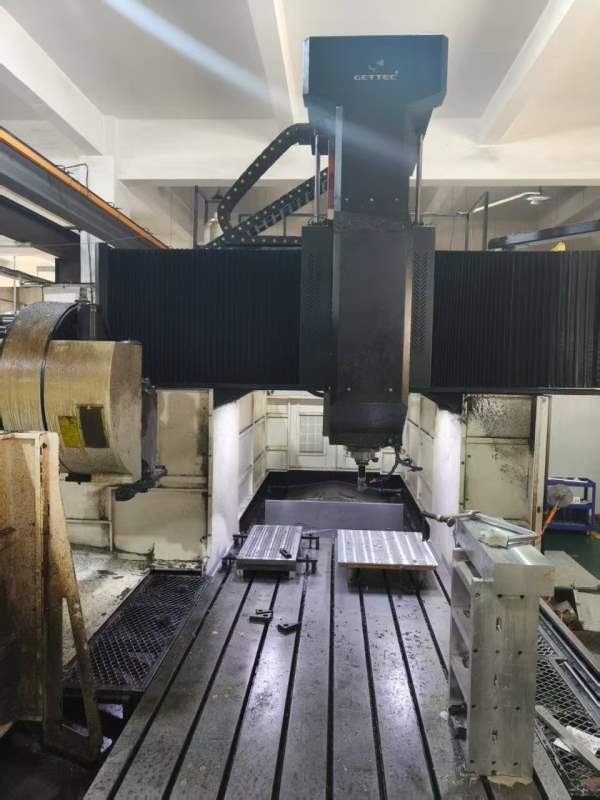 刚定一台，吉德特3018龙门，两线一硬，BT50主轴6000转.