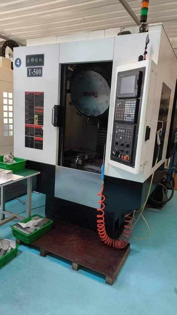 刚刚买下一台台群T500钻工中心，原版原漆，原装机况，.
