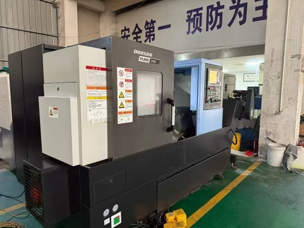 原版原漆同款两台斗山PUMA2450数控车床回转直径650mm.