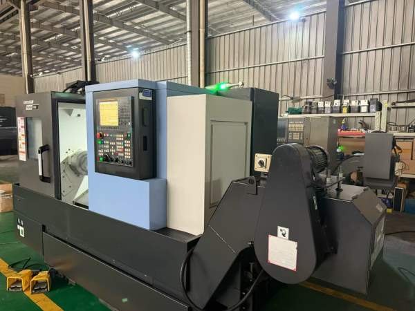 原版原漆同款两台斗山PUMA2450数控车床回转直径650mm.