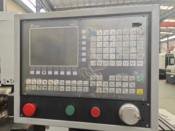 出售两台炮塔铣，后改数控，带后改数控四轴，成色好，.