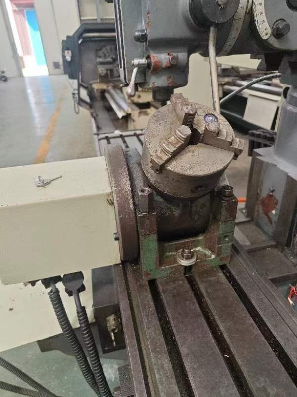 出售两台炮塔铣，后改数控，带后改数控四轴，成色好，.