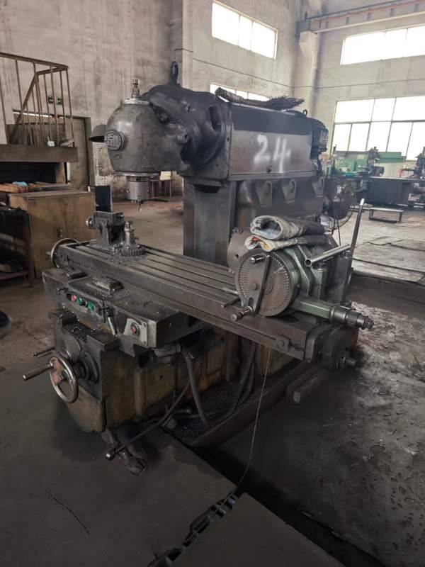 老国企使用万能回转头铣床X6232，带分度头只需1万元，.