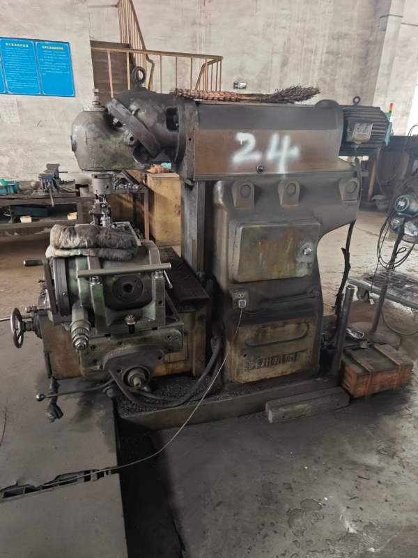 老国企使用万能回转头铣床X6232，带分度头只需1万元，.