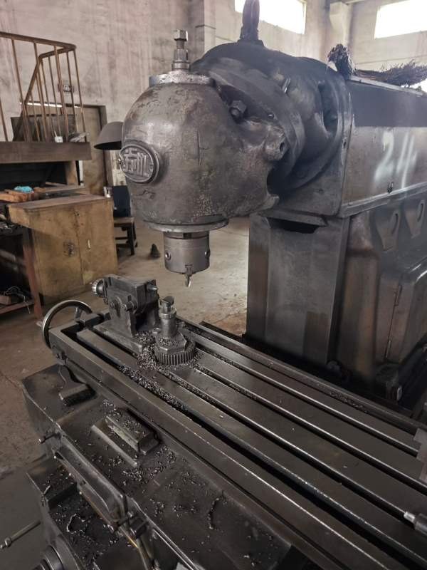 老国企使用万能回转头铣床X6232，带分度头只需1万元，.