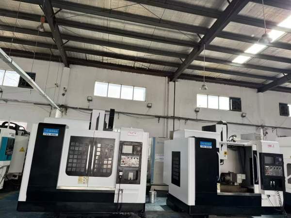 同款2台，峰伟850加工中心，三菱M80系统，三轴线轨，B.