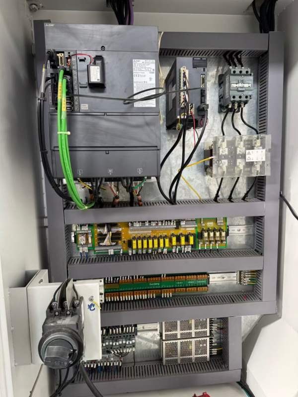 同款2台，峰伟850加工中心，三菱M80系统，三轴线轨，B.