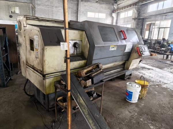 大连机床厂61501.5米数控车床，82大主轴孔，长度1.5米.