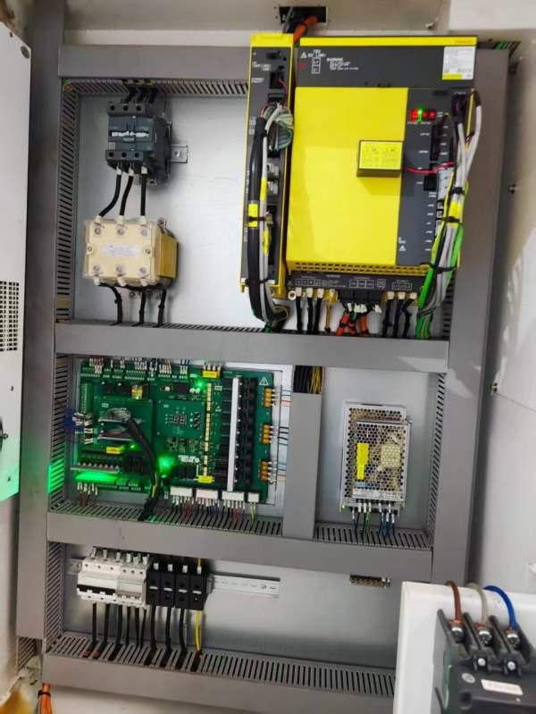 新到一台2023年安装少用良将两线一硬1580重型加工中心.