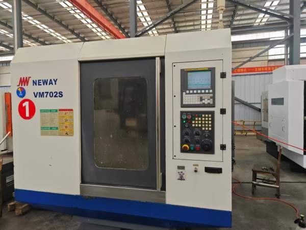 出售纽威2014年产VM702S立式加工中心，三线轨，主轴10.