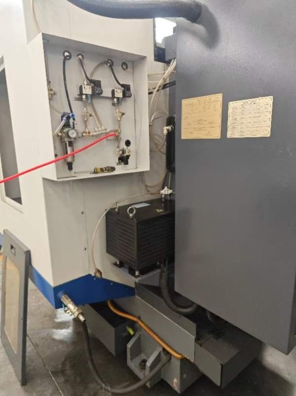 出售纽威2014年产VM702S立式加工中心，三线轨，主轴10.