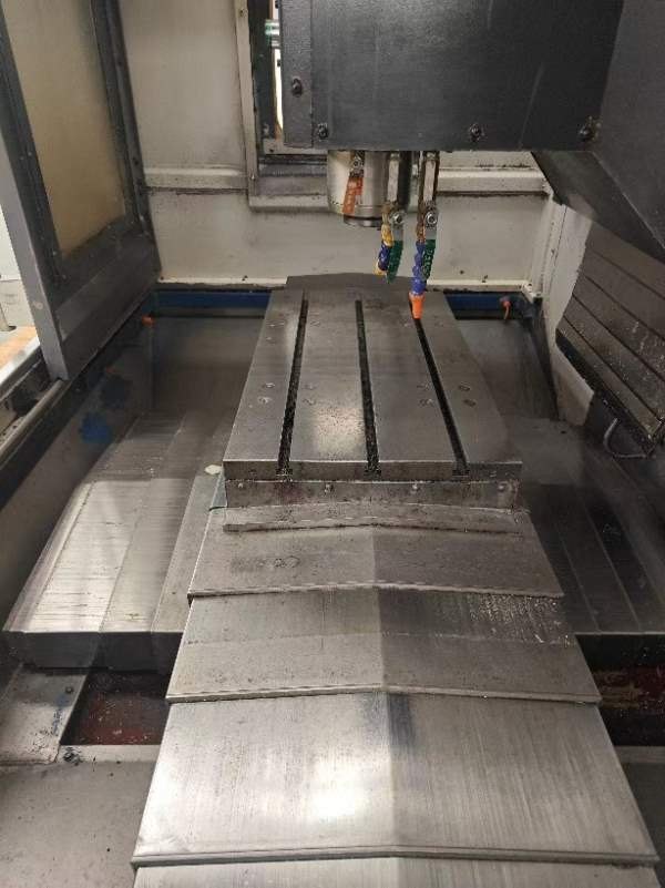 出售纽威2014年产VM702S立式加工中心，三线轨，主轴10.