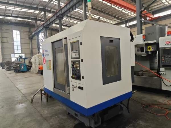 出售纽威2014年产VM702S立式加工中心，三线轨，主轴10.