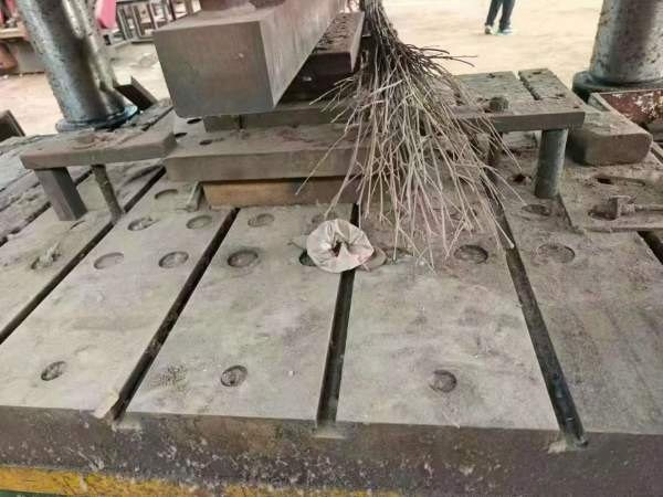 要小台面液压机的朋友看过来：中瑞800吨，台面1.6米1..