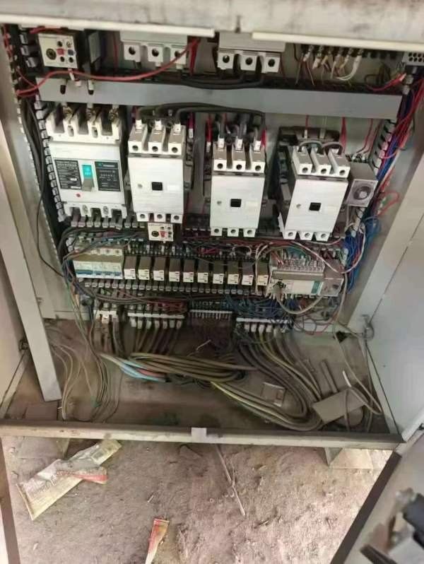 要小台面液压机的朋友看过来：中瑞800吨，台面1.6米1..