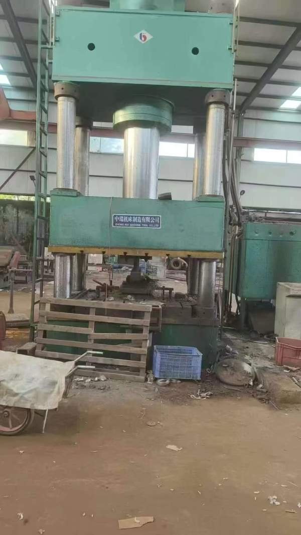 要小台面液压机的朋友看过来：中瑞800吨，台面1.6米1..