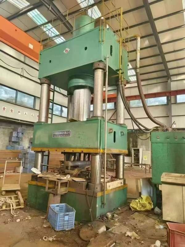 要小台面液压机的朋友看过来：中瑞800吨，台面1.6米1..