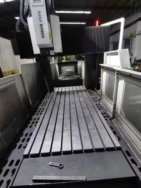 在位，25年产，基本全新国盛3216龙门加工中心，工作台.