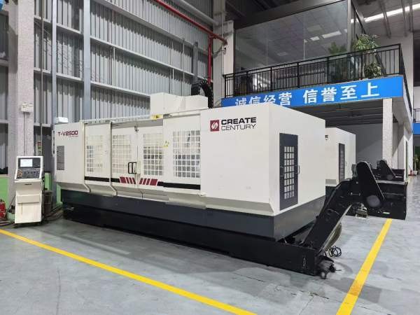 仓库新到同款两台台群2500加工中心型号：台群T-V2500.