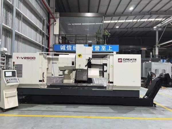 仓库新到同款两台台群2500加工中心型号：台群T-V2500.