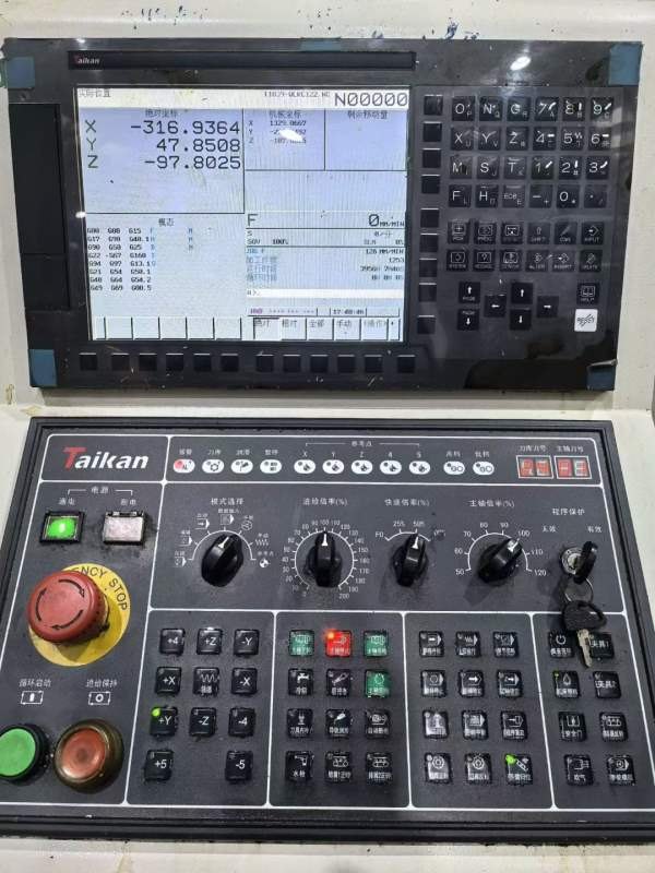 仓库新到同款两台台群2500加工中心型号：台群T-V2500.