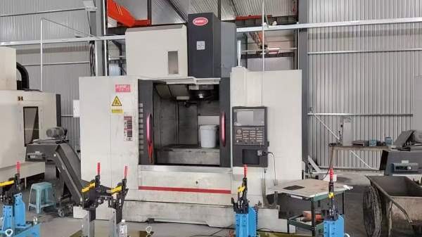 乔峰1370加工中心.50主轴，带龙头排箫机，准新机同款.