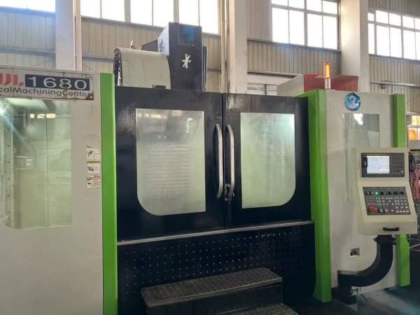 国胜1680加工中心，导轨两线一硬，刀库24把，X/Y/Z行.