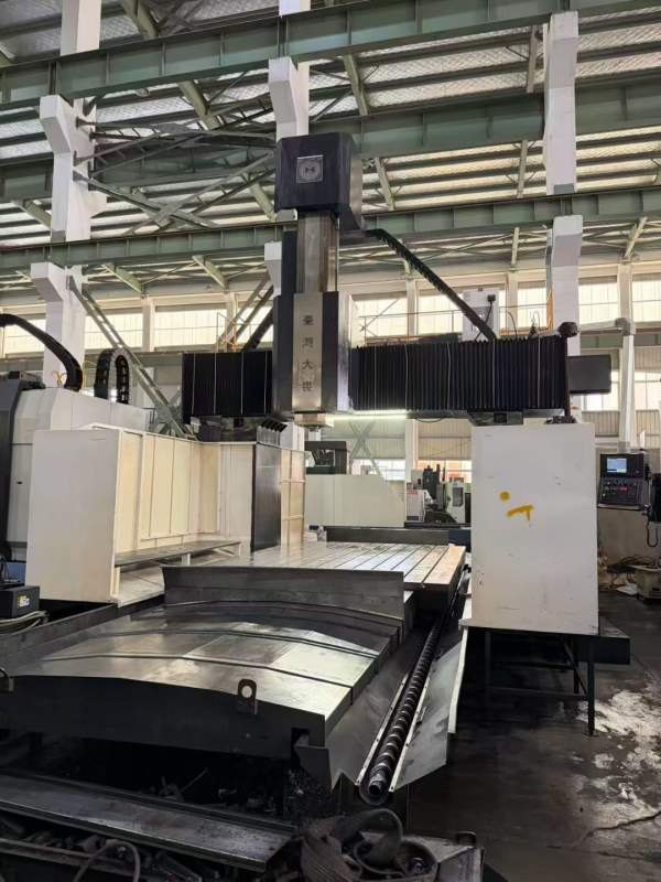 台湾大畏4033数控龙门，工作台2800/4200mm，门宽3250.