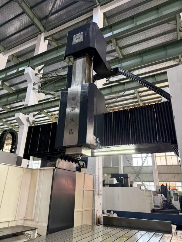 台湾大畏4033数控龙门，工作台2800/4200mm，门宽3250.